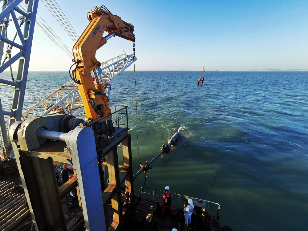 浙石油黃澤山至魚山原油管道海對海定向鉆成功回拖。朱將云攝