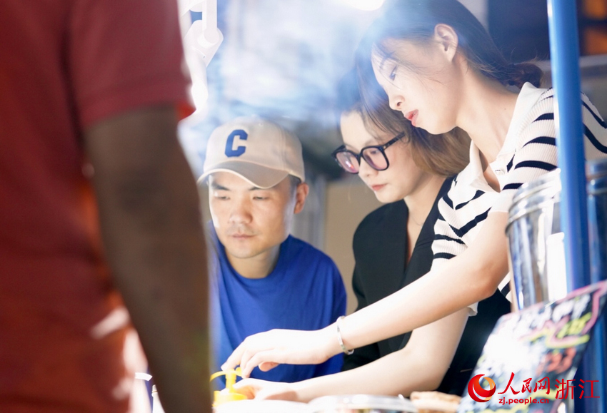 “95后”空姐的“練攤人生”。人民網 郭揚攝