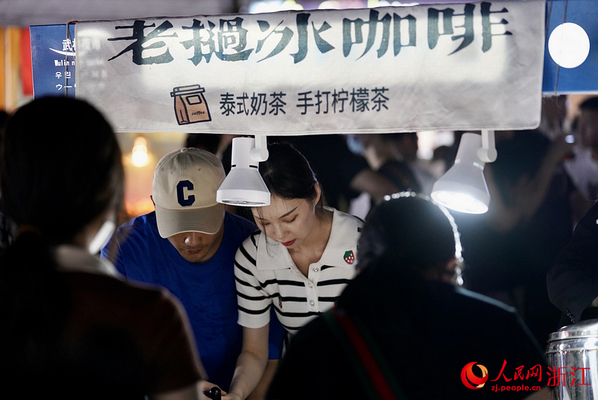 “95后”空姐的“練攤人生”。人民網 郭揚攝