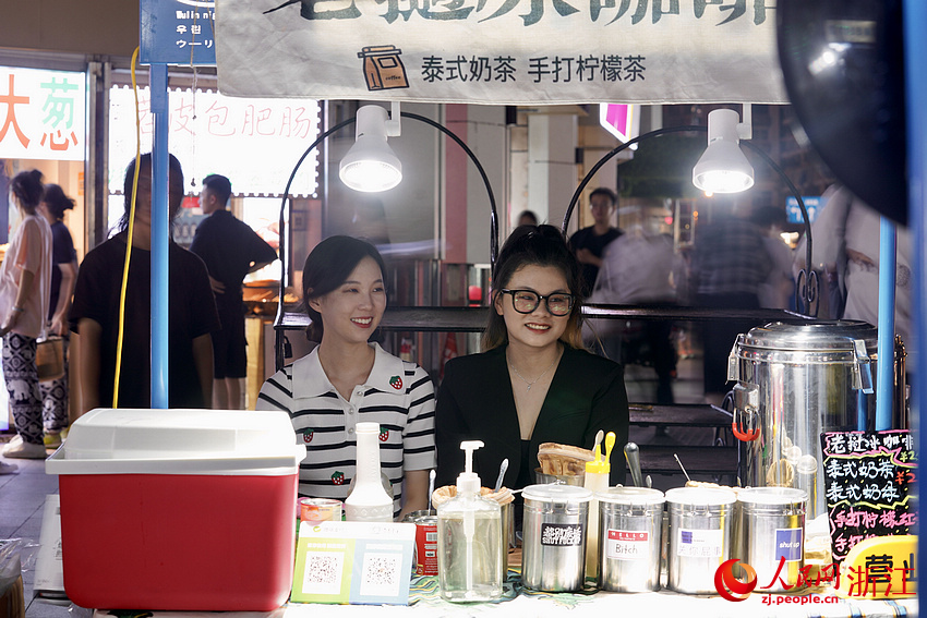 “95后”空姐的“練攤人生”。人民網 郭揚攝