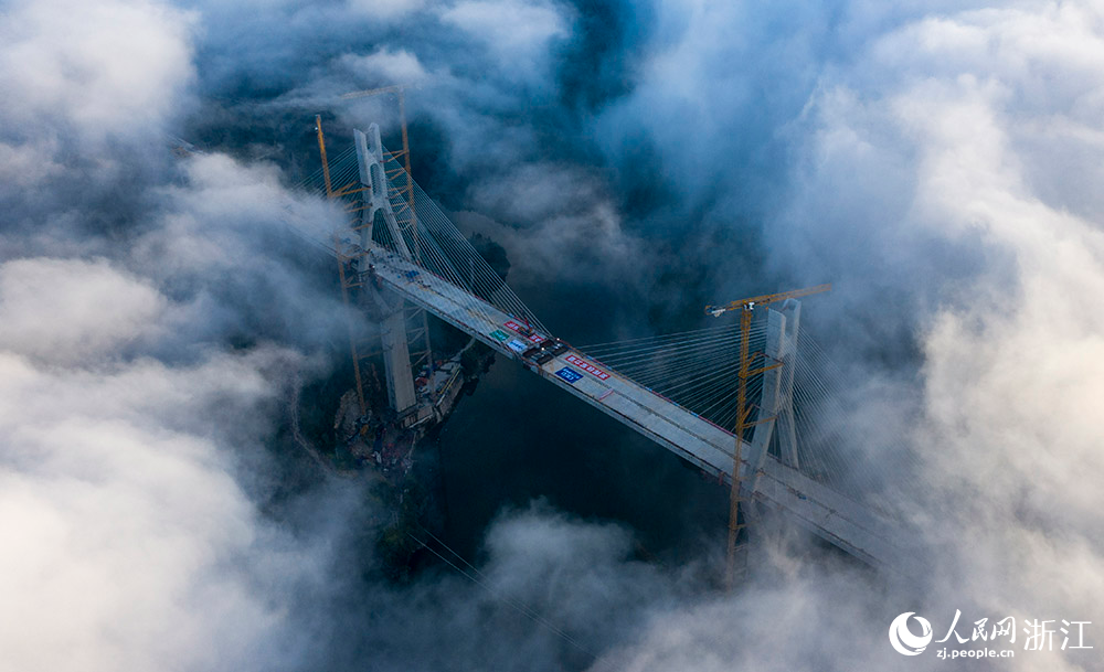7月8日，航拍溫州市文成縣高嶺頭水庫特大橋。人民網 章勇濤攝