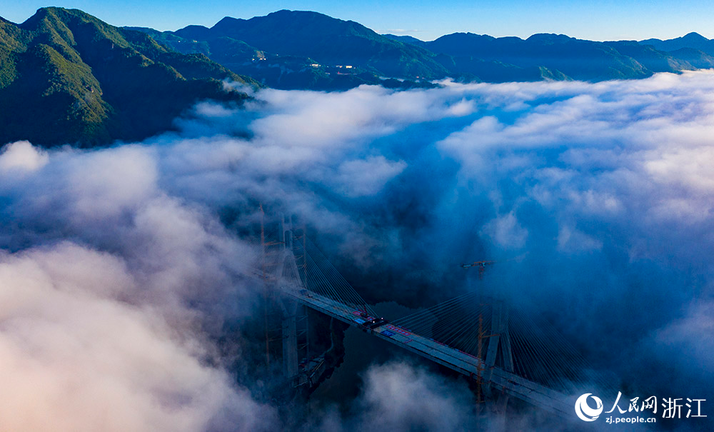 7月8日，航拍溫州市文成縣高嶺頭水庫特大橋。人民網 章勇濤攝