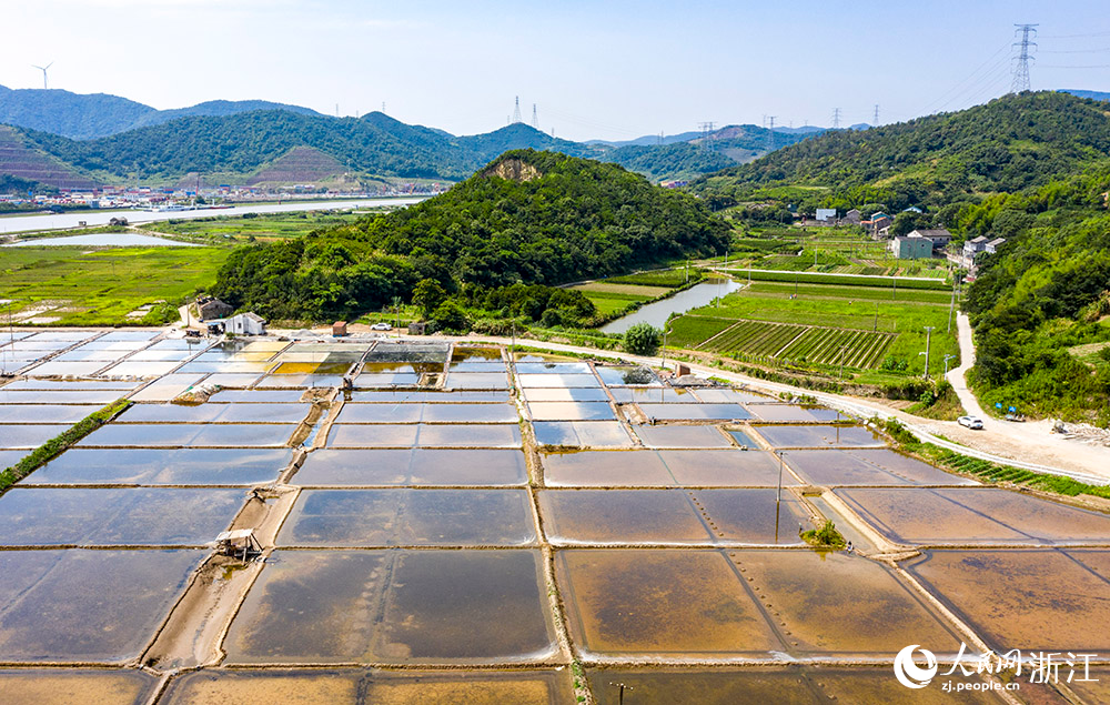 7月13日，航拍寧波市北侖區白峰街道外峙島鹽場。人民網 章勇濤攝