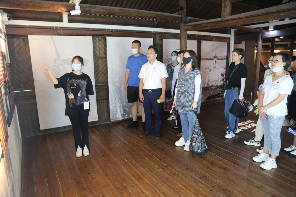 黨員們正在參觀臺州第一個黨組織紀念館。橫街鎮供圖