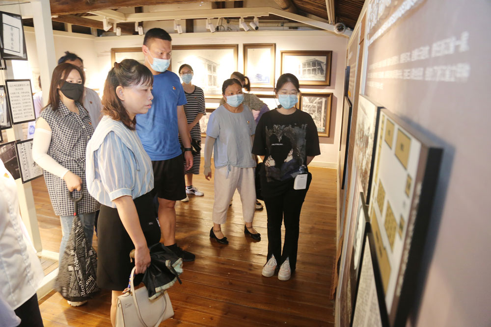 黨員們正在參觀臺州第一個黨組織紀念館。橫街鎮供圖
