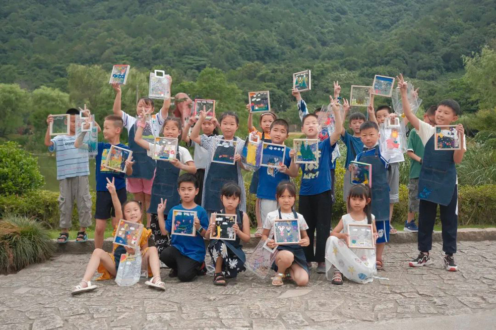 小朋友們開心地展示作品。中國美術學院供圖