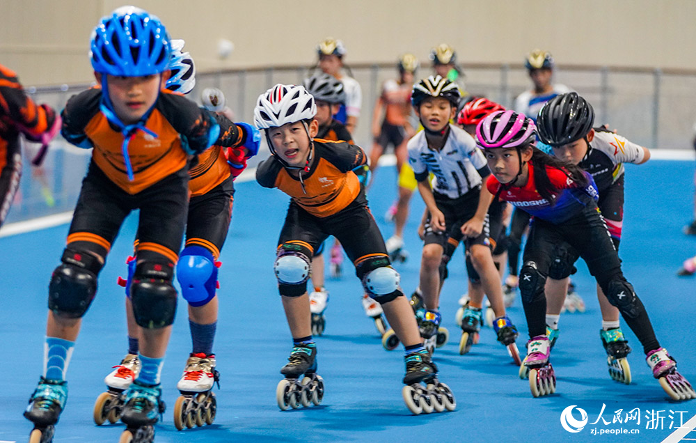 小朋友們在杭州亞運會錢塘輪滑中心練習輪滑。人民網 章勇濤攝
