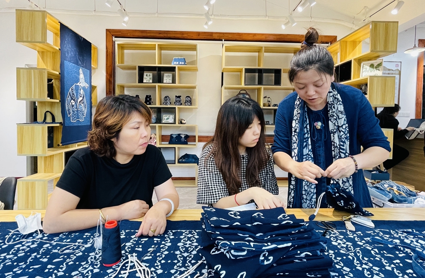 張劍鋒指導藍印花布有關作品制作。段凌云攝