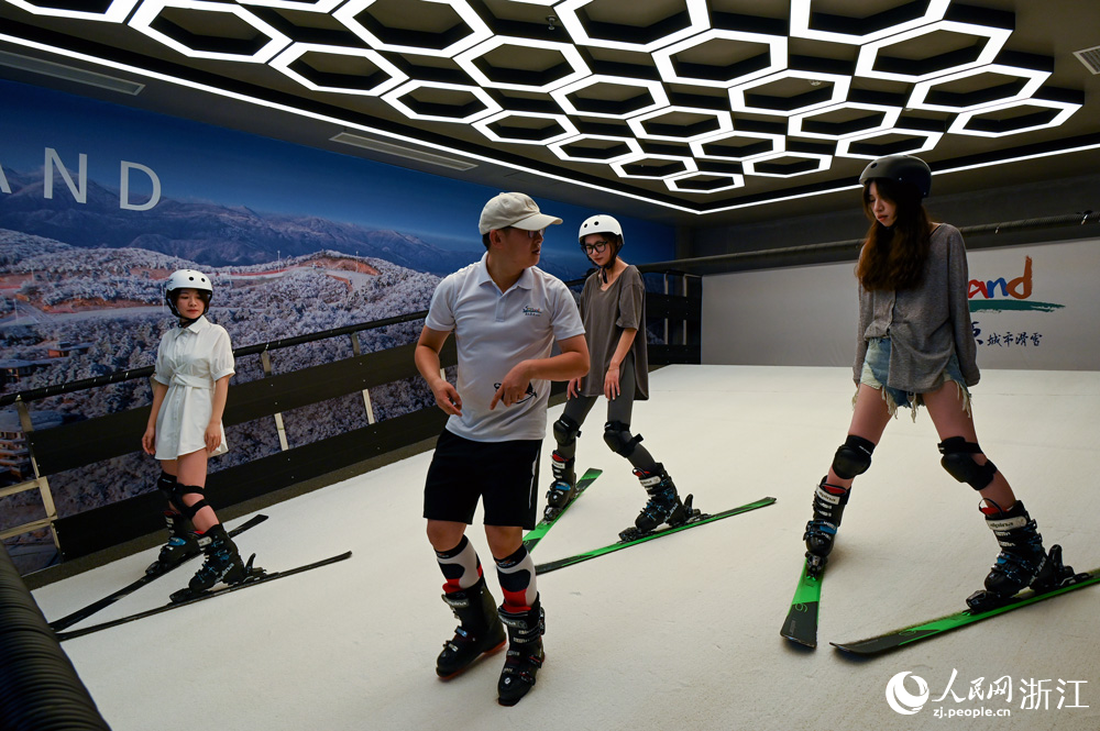 初學者們正在接受教練的指導。人民網 葉賓得攝