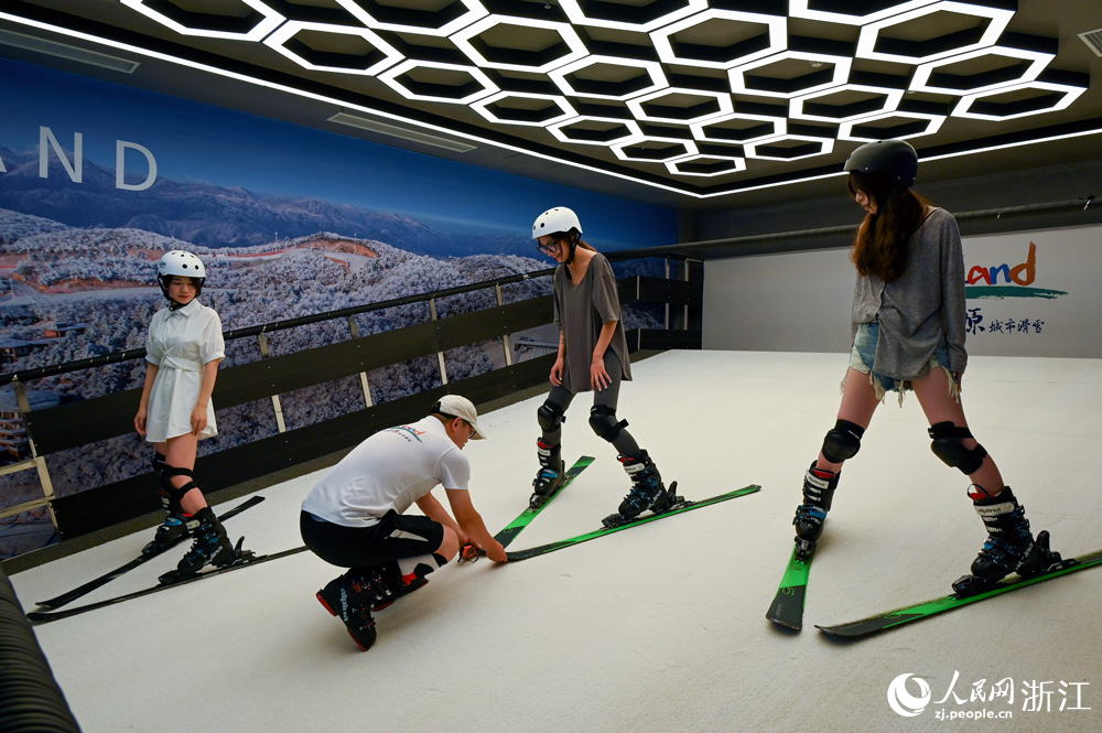 初學者們正在接受教練的指導。人民網 葉賓得攝