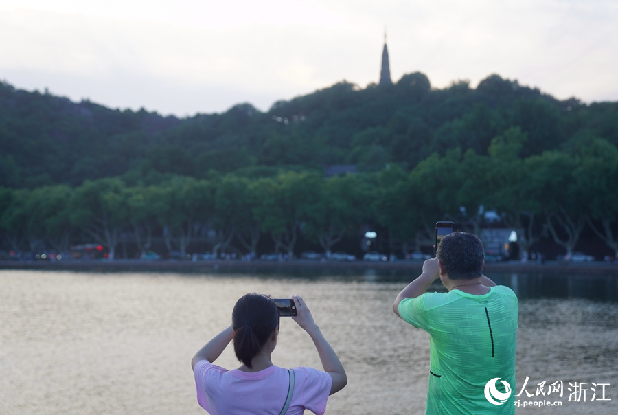 游人們“打卡”西湖。人民網 郭揚攝