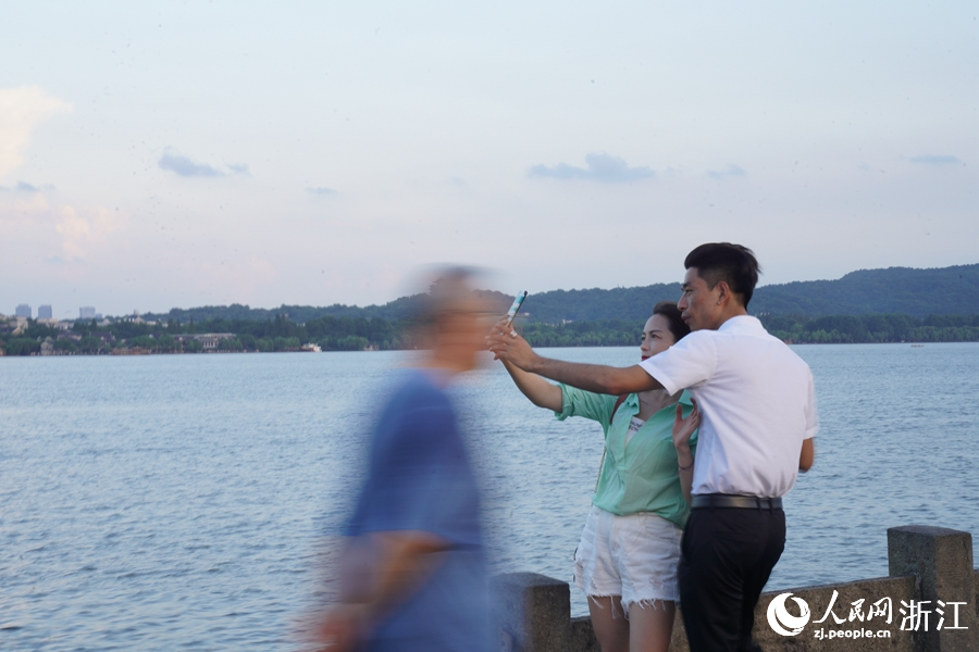 游人們“打卡”西湖。人民網 郭揚攝