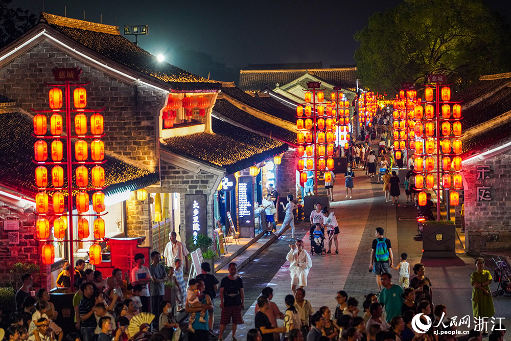 寧波市江北區慈城古縣城的民權路上人潮涌動。人民網 章勇濤攝
