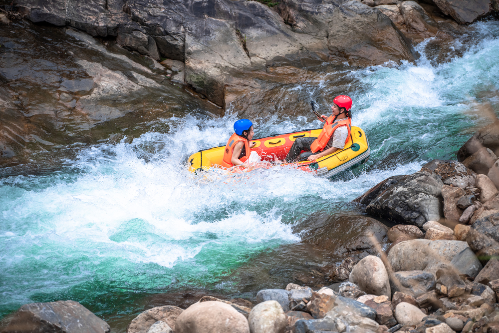 浙西涼源峽漂流景區吸引了眾多游客前來體驗游玩。王家駿攝
