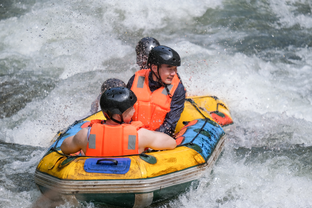 浙西涼源峽漂流景區吸引了眾多游客前來體驗游玩。王家駿攝