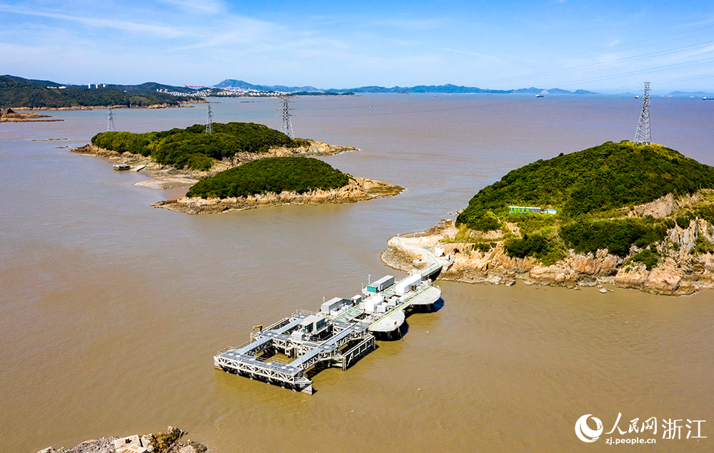 LHD海洋潮流能發電站形似一把“小提琴”。人民網 章勇濤攝