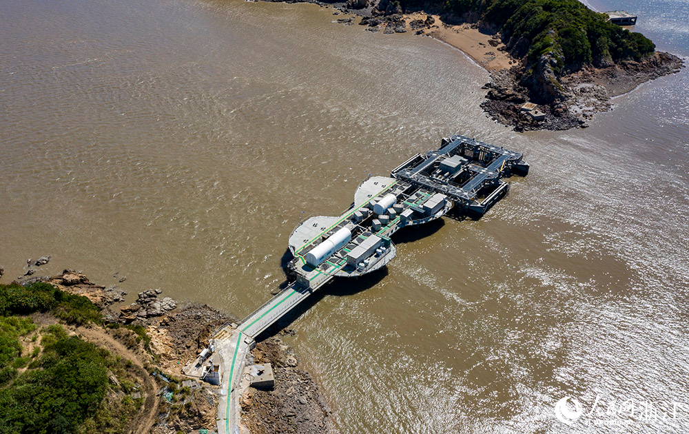 8月9日，俯瞰形似“小提琴”的LHD海洋潮流能發電站。人民網 章勇濤攝