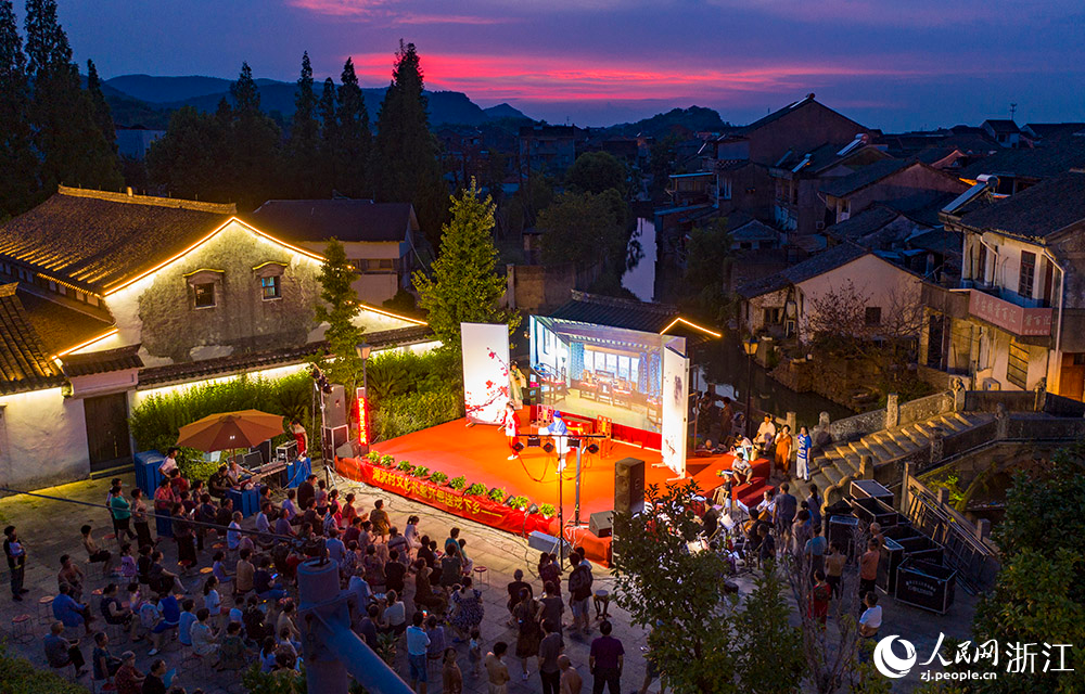 觀海衛鎮在鳴鶴古鎮杜湖畔搭建露天舞臺，讓當地村民們享受了一場“文化大餐”。人民網 章勇濤攝