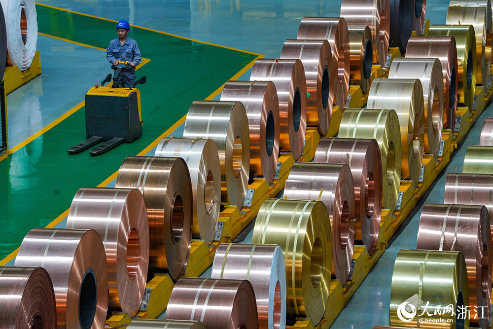 在寧波市江北區一銅帶生產車間，各項生產工作正在有序運轉。人民網 章勇濤攝