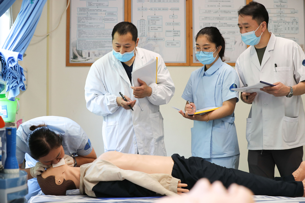 德清縣鐘管鎮衛健辦開展急救技能比賽，提升廣大醫生的急救醫療服務能力。王正攝