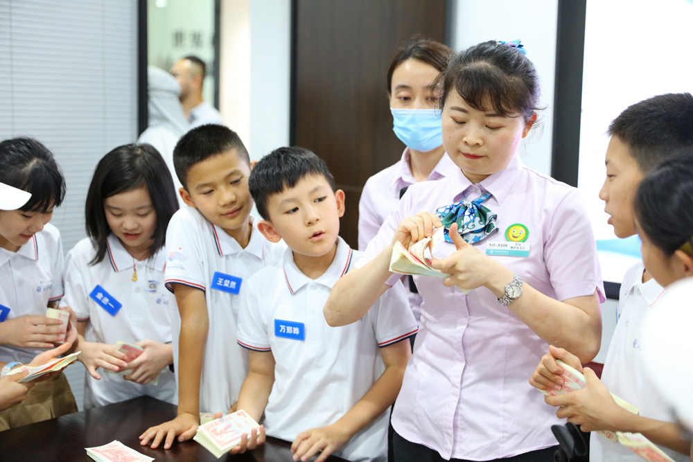 學習點鈔手法。周建仕攝