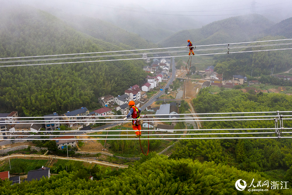浙江送變電公司員工開展專檢驗收作業，為即將啟動的竣工驗收工作做好準備。人民網 章勇濤攝