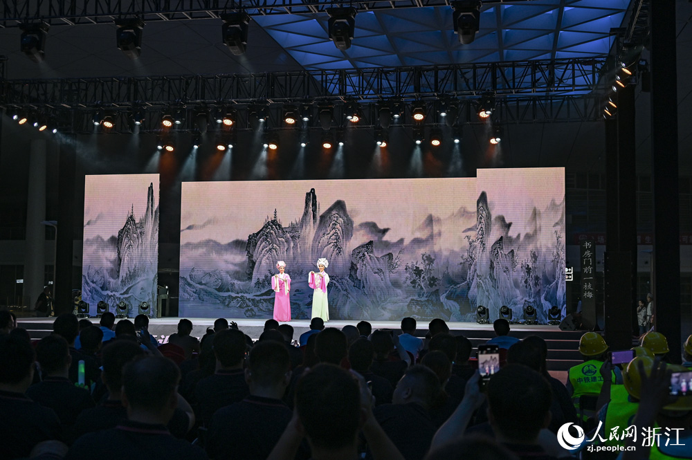 8月24日晚，文藝工作者們走進杭州西站。人民網 葉賓得攝