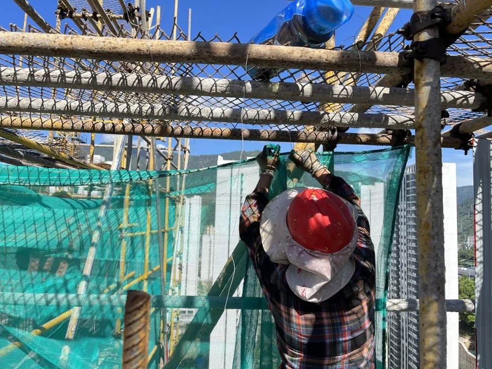 建筑工人們在烈日下揮汗如雨，加緊施工。文成縣委宣傳部供圖