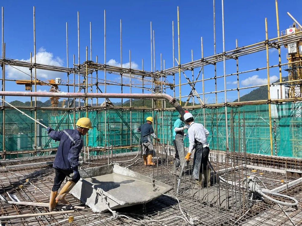 建筑工人們在烈日下揮汗如雨，加緊施工。文成縣委宣傳部供圖