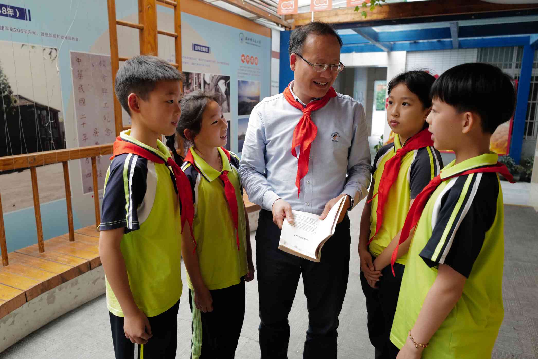 樓朝輝和學生一起閱讀。杭州市天長小學供圖