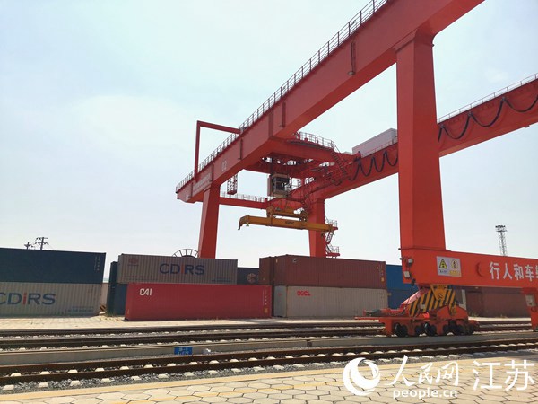 南京港龍潭港區鐵路專用線。人民網 張瀚天攝