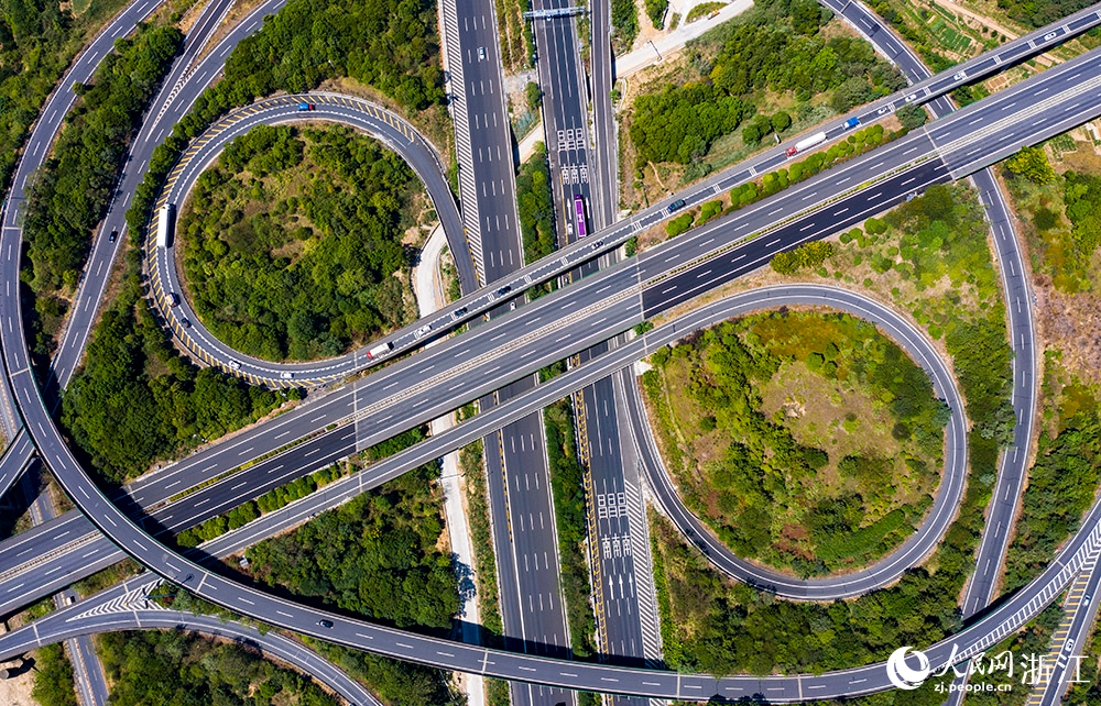 航拍G60滬昆高速公路五里樞紐段。人民網 章勇濤攝