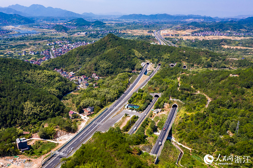 航拍G60滬昆高速杭金衢樊村隧道段。人民網 章勇濤攝