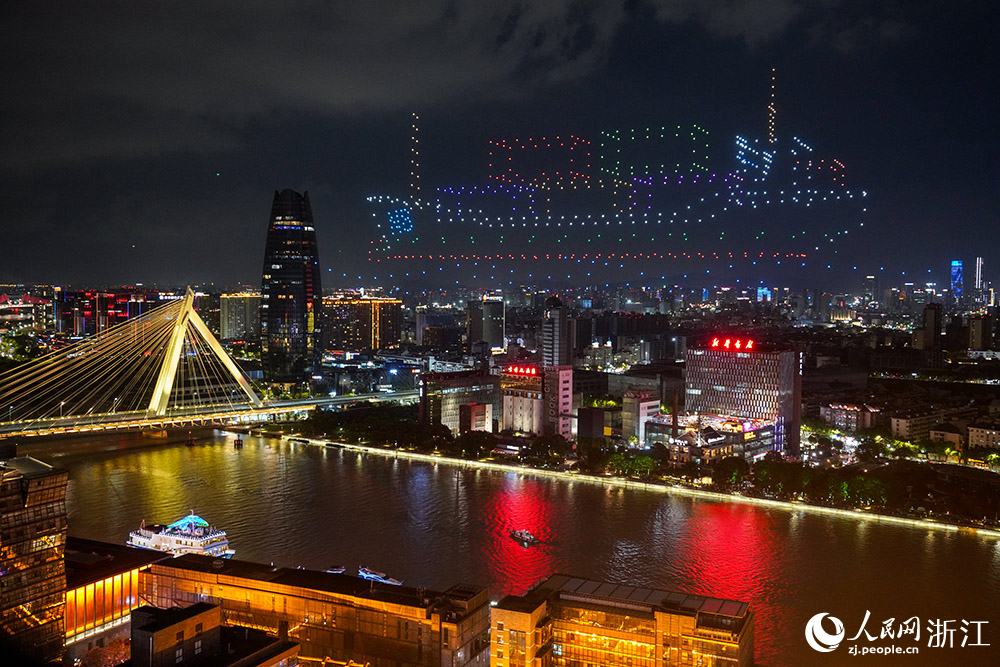 一場精彩絕倫的無人機燈光秀點亮了寧波的夜空。人民網 章勇濤攝