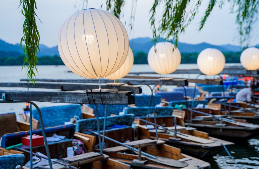 33艘月亮船在西湖上緩緩點亮。杭州西湖風景名勝區管委會供圖