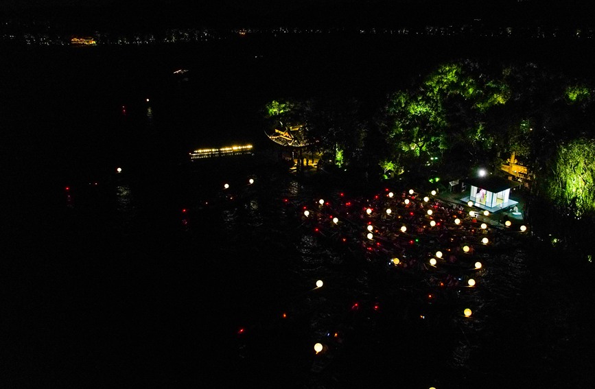 西湖上33艘月亮船與天上月亮、水中月影相映成趣。杭州西湖風景名勝區管委會供圖