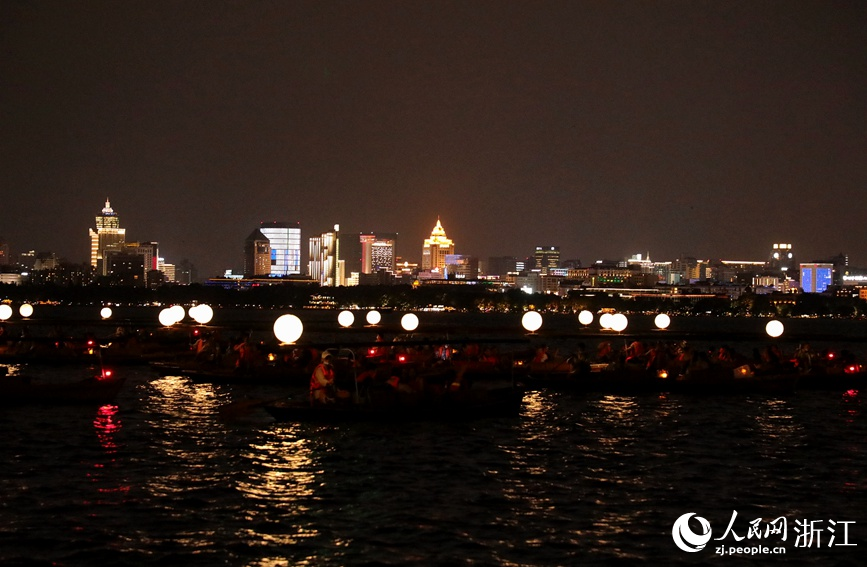 中秋佳節，33艘月亮船將散落在西湖湖面，與天上明月一同照亮湖面。人民網 方彭依夢攝