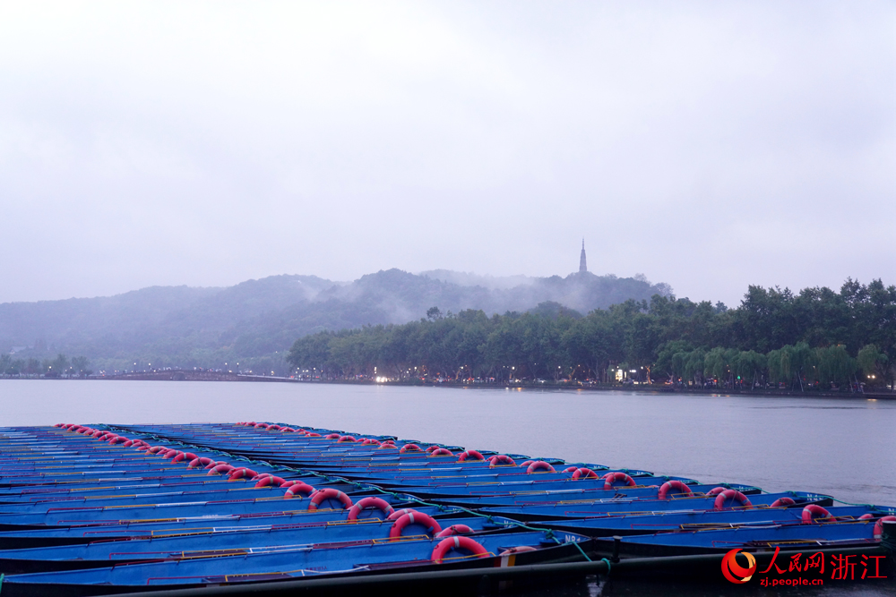 西湖景區船舶?？吭诖a頭。人民網 陳陸洵攝