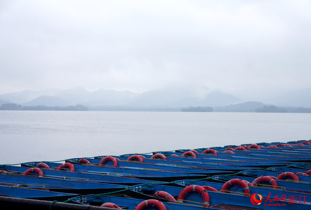 西湖景區船舶?？吭诖a頭。人民網 陳陸洵攝