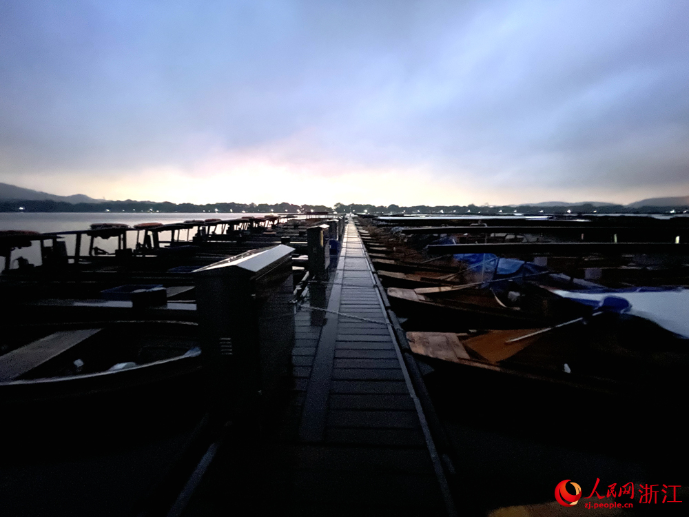 西湖景區船舶?？吭诖a頭。人民網 陳陸洵攝