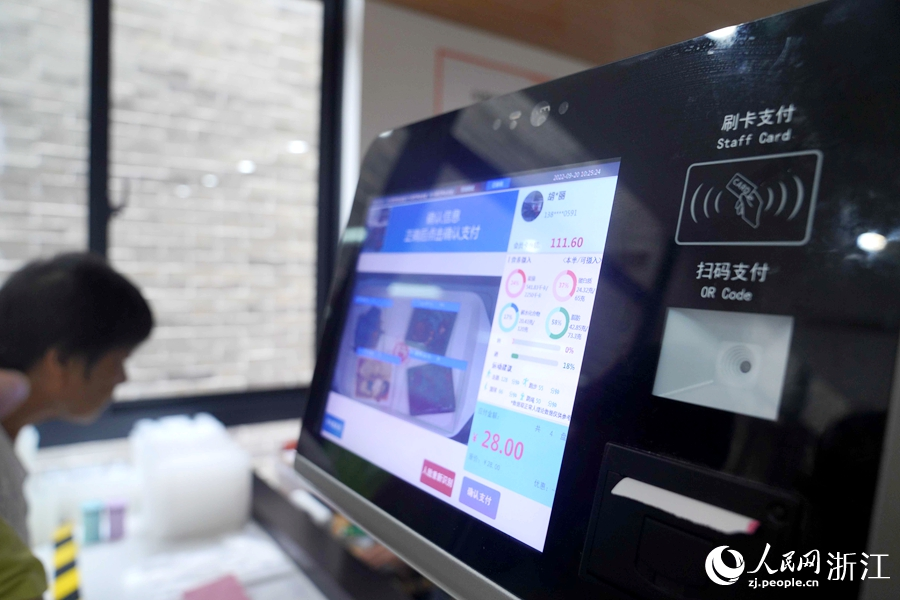 社區推出適老化操作，刷臉支付便是舉措之一。人民網 張麗瑋攝