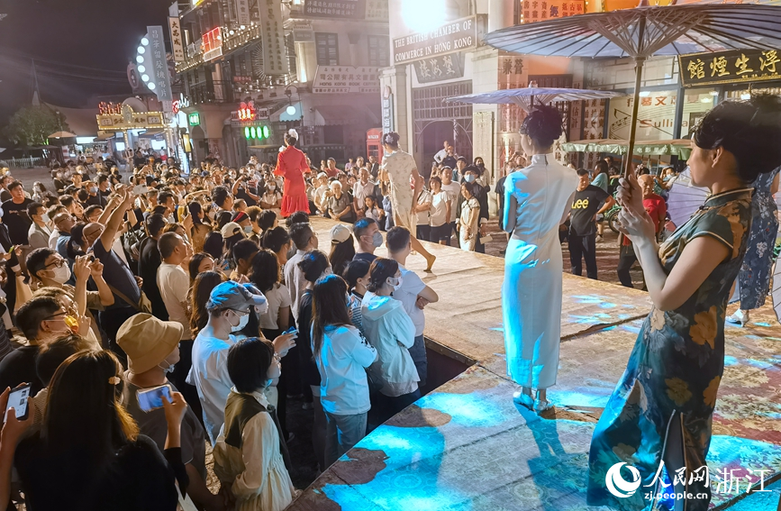 橫店影視城推出夜間行進式演藝秀《走進電影》。人民網 張帆攝