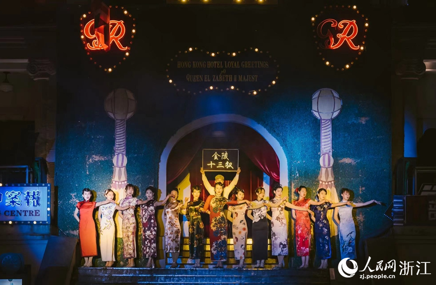 橫店影視城推出夜間行進式演藝秀《走進電影》。人民網 張帆攝