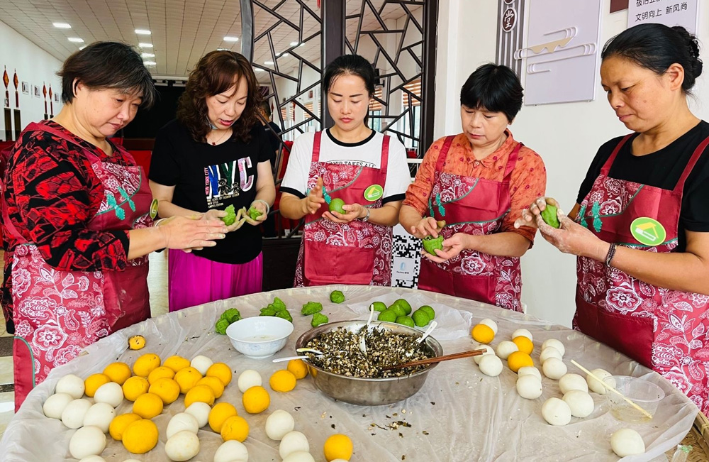 湖州南潯觀音堂村文化禮堂青團制作活動現場。湖州市文明辦供圖
