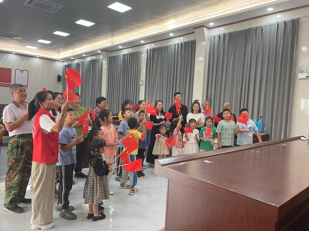 湖州南潯卜家堰村文化禮堂做國旗唱國歌活動現場。湖州市文明辦供圖