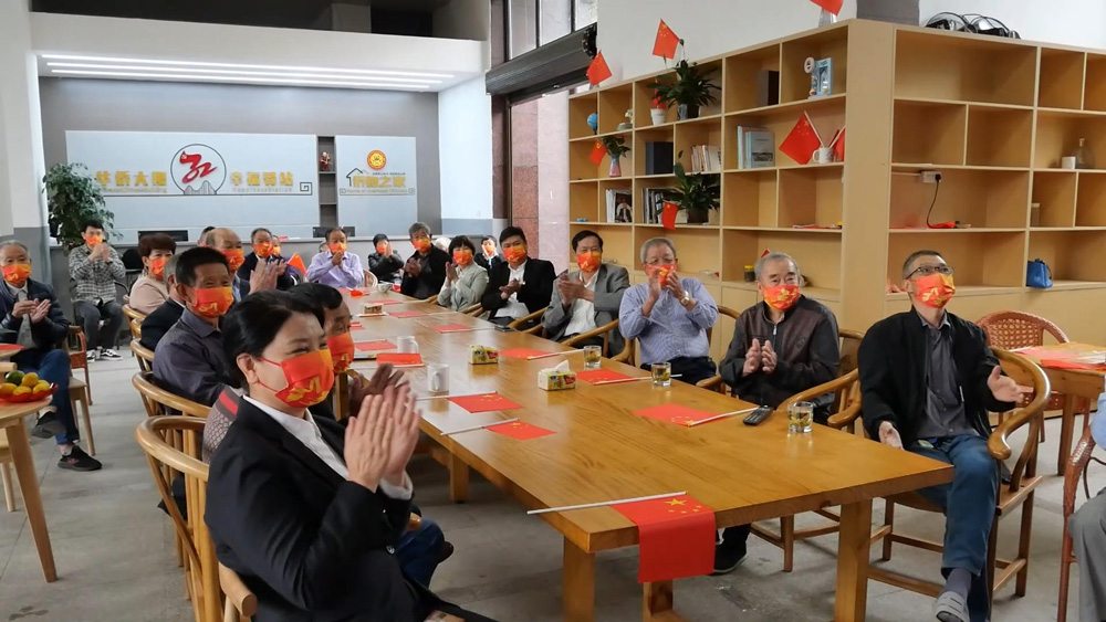 10月16日上午，在溫州文成，歸國華僑集中收看黨的二十大開幕會直播。陳軒攝