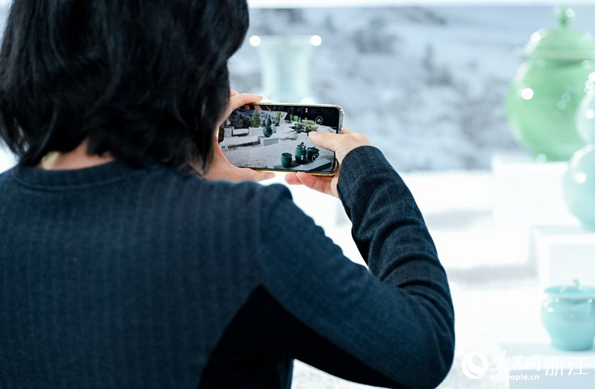 “宋瓷夢華”——青瓷沉浸式交互藝術展開展。人民網 張帆攝