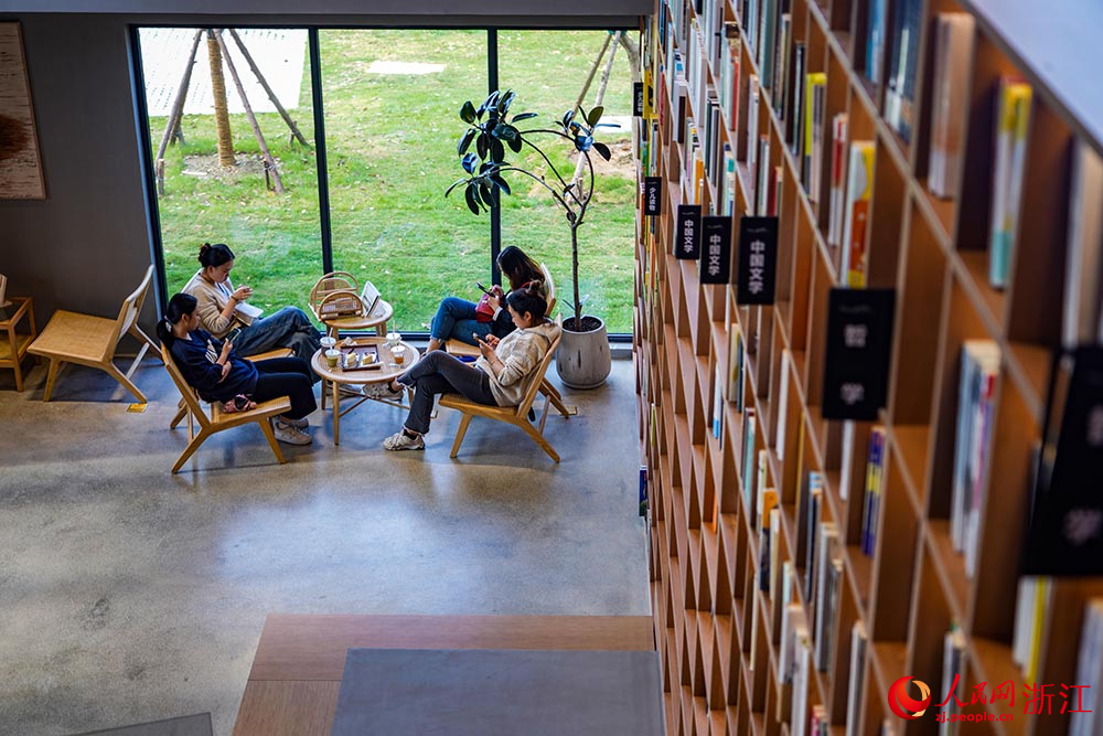 11月10日，聞風書店吸引游客前來閱讀打卡。人民網 章勇濤攝