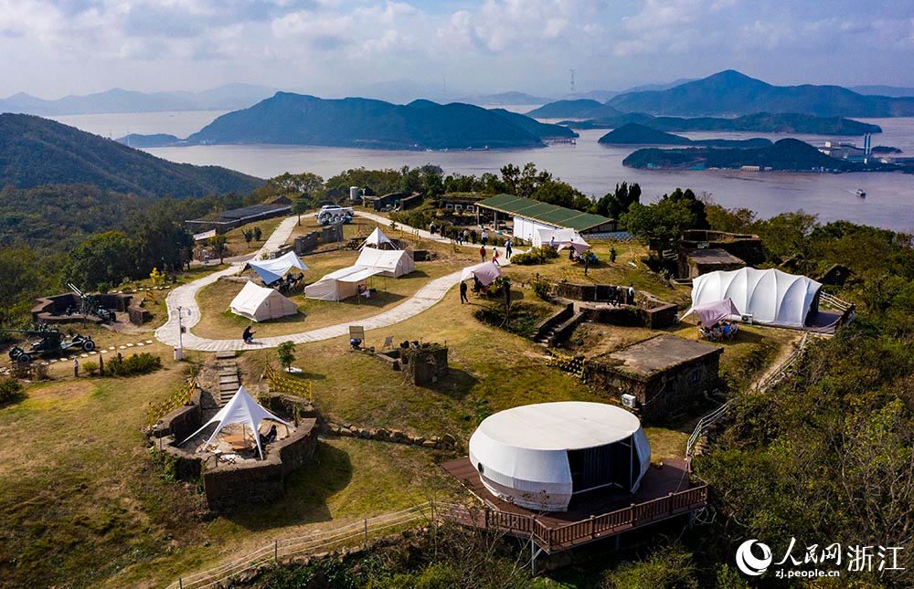 游客在浙江省舟山市定海區東岠島小坑崗山頂游玩。人民網 章勇濤攝