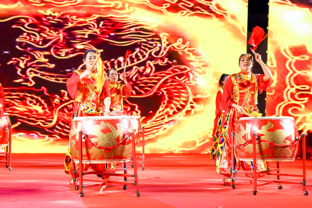 霞泉村威風鑼鼓隊的表演熱情洋溢又振奮人心。周俐燁攝